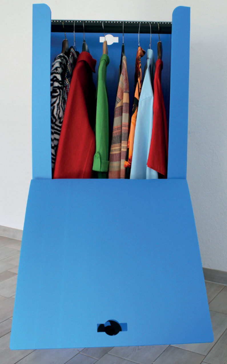 Einfach Kleidung auf Bügel in die Kleiderbox einhängen - große Ladeklappe